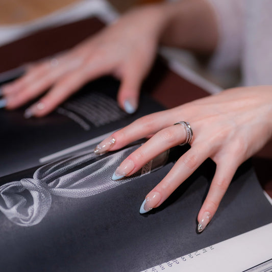 Reasons to Choose the Winter Glow Set When You Buy Press On Nails Online